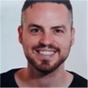 Profesor de psicologia que imparte clases a estudiantes del grado